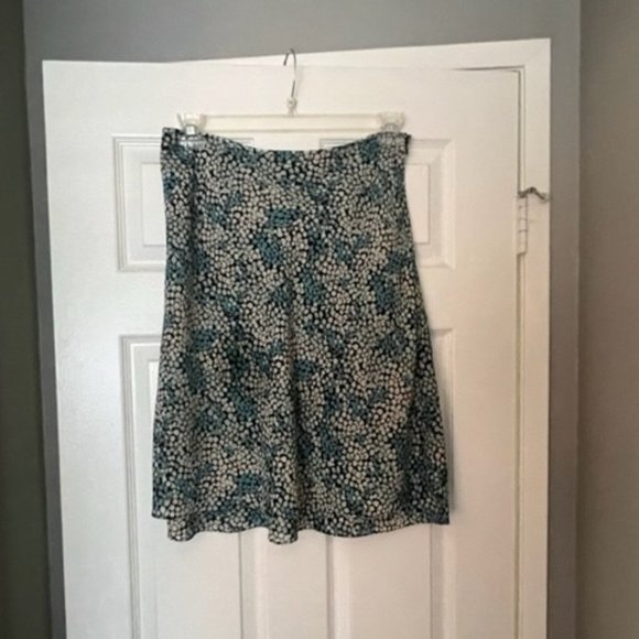 Colorful blue and cream colored Ann Taylor mid length skirt - Size 8 - Picture 2 of 13